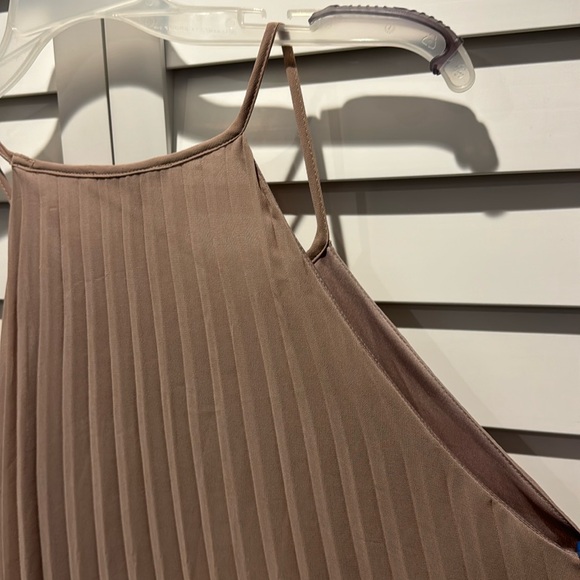 Alythea BWT pleated lined sleeveless dress with belt. - Picture 6 of 9